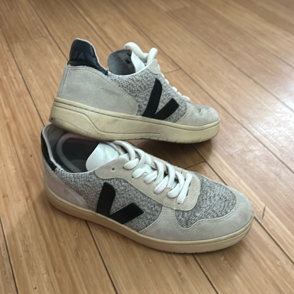 VEJA WOMEN V-10 FLANNEL SNOW BLACK
 US size 8